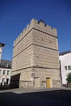 Stürzende Linien durch starkes Kippen der Kamera nach oben. Die senkrechten Linien scheinen zu kippen, der Turm wirkt in der Höhe verkürzt.