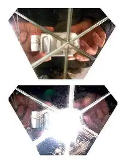 Aufnahme eines Tripel­spiegels ohne und mit Blitz; drei der sechs Kanten sind Spiege­lungen; das Auge bzw. die Kamera erscheint immer im Mittelpunkt