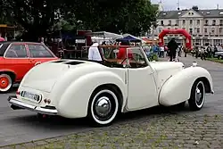 Nach hinten öffnende Klappe über dem Notsitz im Heck