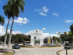 Triumphbogen (Arco del triunfo) im Zentrum der Stadt