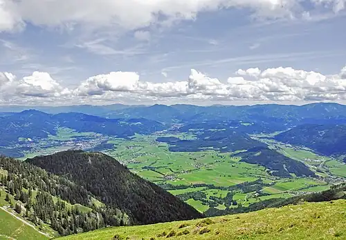 Blick von der Kahlwandspitze nach Süden über das Trofaiacher Becken, mittig Donawitz, rechts Liesingtal