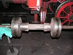 Trofimoff-Schieber als Beispiel für einen Kolbenschieber. Der abgebildete Schieber hat einen Durchmesser von 300 mm. Die jeweils vier Kolbenringe der Schieberkörper sind gut zu sehen.