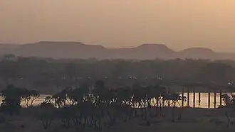 Blick über den Fluss Niger auf die Trois Sœurs bei Sonnenuntergang