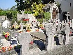 Kreuze und scheibenförmige Grabstelen auf dem Friedhof von Trois-Villes