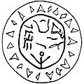 Umzeichnungen der Vorder- und Rückseite des 1995 gefundenen bikonvexen Bronzesiegels aus der 2.&nbsp;Hälfte des 12.&nbsp;Jahrhunderts v.&nbsp;Chr. mit den Logogrammen SCHREIBER, GUT und FRAU sowie zwei Eigennamen[47]