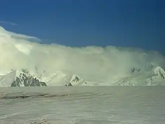 Blick vom Balkan-Schneefeld auf Stambolov Crag, Troyan Peak und Lom Peak (v.&nbsp;l.&nbsp;n.&nbsp;r.)