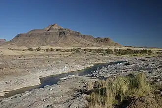 Berg in den Tsarisbergen mit dem Tsauchab-Rivier im Vordergrund