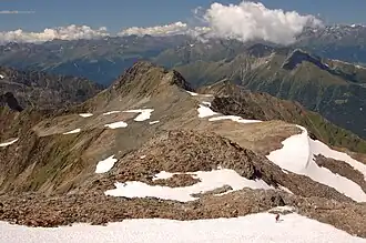 Das Tschadinhorn mit der Schönleitenspitze (rechts) gesehen vom Bösen Weibl