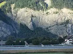 Festungswand Tschingel (Ellstein) mit Scharten, Blick von Autobahn