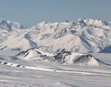 Die Tsekone Ridge mit den Coast Mountains im Hintergrund