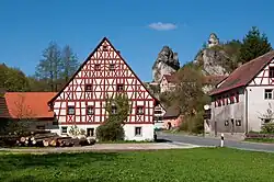 Einfahrt nach Tüchersfeld auf der Burgenstraße (B 470) aus Richtung Pottenstein