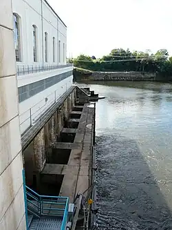 Stromabwärtige Seite des Turbinenhauses