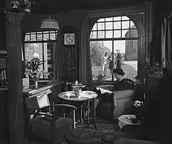 Erna Casparé in ihrem Haus (früheres Lagerhaus von 1909) auf dem Schulgelände, April 1946