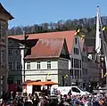 Blick vom Gmünder Marktplatz auf den Standort des Tunnelkamins (sichtbar hinter den Bäumen)