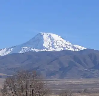 Der Tupungato überragt die benachbarten Berge derart, dass er in Argentinien von der Ebene vor den Anden aus gesehen werden kann.