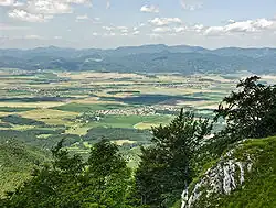 Das Turzbecken vom Berg Drieňok in der Großen Fatra gesehen, im Hintergrund ein Teil des Žiar-Gebirges. Gemeinde Mošovce, Okres Turčianske Teplice