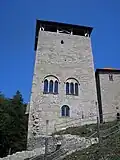 Der große Viereckturm, in dem das Museum untergebracht ist.
