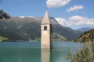 Kirchturm von Alt-Graun im Reschensee