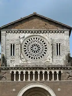 Tuscania, San Pietro, Westfassade um 1200; innen 12, außen 26 Speichen