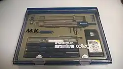 Tusche-Zeichenset STAEDTLER marsmatic700 aus dem Jahre 1990 mit Tuschezeichnern in den Strichstärken 0,70&nbsp;mm, 0,50&nbsp;mm und 0,35&nbsp;mm sowie einem Zirkel und Zubehör.