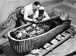 Howard Carter und ein einheimischer Arbeiter beim Untersuchen des dritten goldenen Sarges