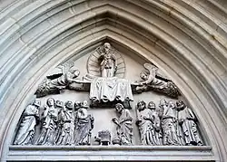 Tympanon über dem Portal des Nordquerhauses: Himmelfahrt Mariens