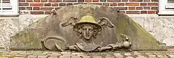 Tympanon mit Merkurkopf des Hauses Cremon 28.