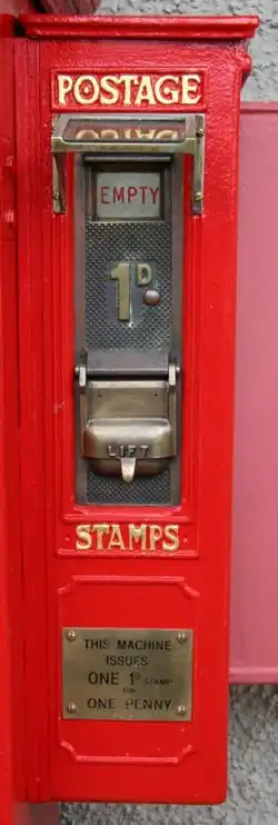 Britischer Briefmarkenautomat aus der Zeit vor 1971