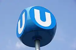 Einer von mehr als 300 sogenannten U-Bahn-Würfeln, die die Stationen der Wiener U-Bahn markieren