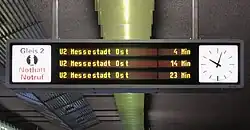 Frei bespielbarer Segmentanzeiger, hier mit Angabe der drei nächsten Abfahrten mit verbleibender Zeit (1999 an einzelnen Stationen der U-Bahn München eingebaut, 2017 endgültig ausgemustert)