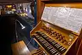 Spieltisch der Orgel