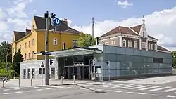 …und Aufnahmegebäude