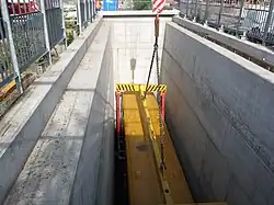 Einheben eines Wagens der Berliner U55 in den Streckentunnel durch die speziell hierfür vorgesehene sogenannte Materialeinlassöffnung, 2014