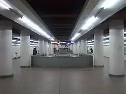 Passage zwischen der U6-Station (tiefer) und den ÖBB-Bahnsteigen (höher)