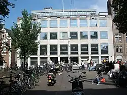 Das moderne Hauptgebäude der Universitätsbibliothek Amsterdam am Koningsplein