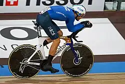 Filippo Ganna sind auf einem Zeitfahrrad. Er trägt einen blauen, eng anliegenden Einteiler.
