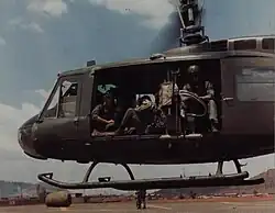 US-amerikanische Bell UH1D mit je zwei M60-Maschinengewehren während des Vietnamkrieges
