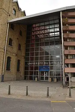 Einer der drei ULCO-Standorte: Dünkirchen, hier der Eingang am Hauptgebäude, einem modern gestalteten Lichthof, als Verbindung zu historischen Gebäudeteilen