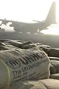 UNHCR-Hilfspakete mit Zelten, Planen und Moskitonetzen nach den Überschwemmungen in Dadaab (Kenia) 2006