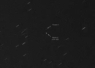 Mentor 4 mit seinem Nachbarn, dem zivilen Telekommunikations­satelliten Thuraya&nbsp;2