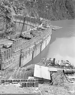 Limbergsperre im Bauzustand in 74&nbsp;m von geplanten 120&nbsp;m Höhe (September 1950)