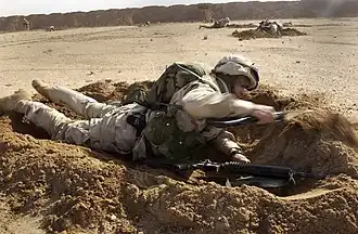 Soldat beim Ausheben einer Schützenmulde