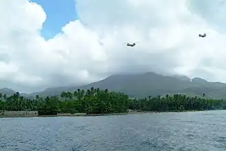 Cabalian Bucht mit Berg im Hintergrund
