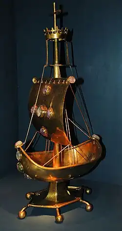 Uelzer Wahrzeichen: Goldenes Schiff und Hundertwasserbahnhof