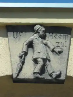 Reichenbach (Eulengeb.) - Zwei Reliefs: (l.) Uf Heem zu! (Auf dem Weg nach Hause) &nbsp; (r.) Komm mer ock! (Komm mir nur! (Mit dem Finger drohend.))
