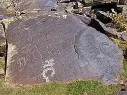 Durch neuzeitliche Initialen beschädigtes Felsbild