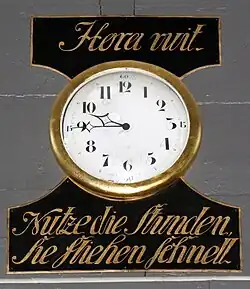 Uhrwerk mit Inschrift