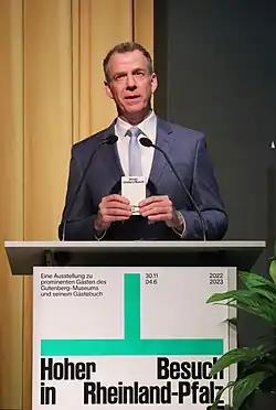 Ulf Sölter hält eine Rede im Vortragssaal des Gutenberg-Museums