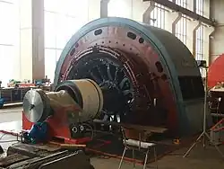 Offener Motor der Maschine&nbsp;E1 während Reparaturarbeiten. An der Verdickung an der Welle liegen im Betrieb die Kohlebürsten an.