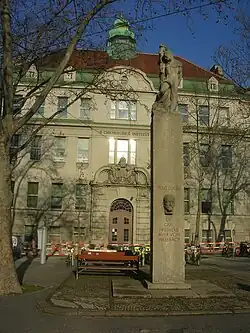 Denkmal für Carl Auer von Welsbach bei Nr.&nbsp;38